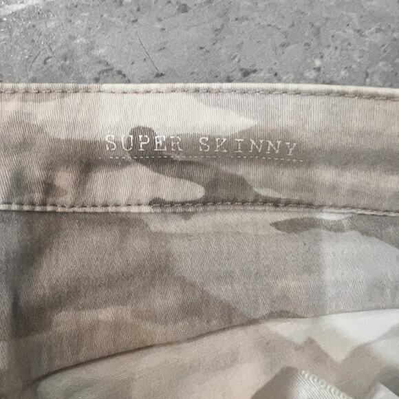 Gray by Saks Fifth Avenue camo skinny jeans, size 30 - Picture 4 of 9